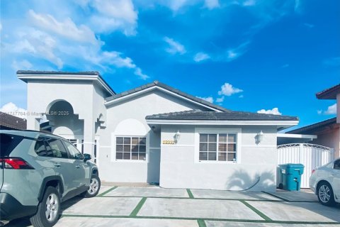 House in Hialeah Gardens, Florida 3 bedrooms, 130.25 sq.m. № 1692546 - photo 1