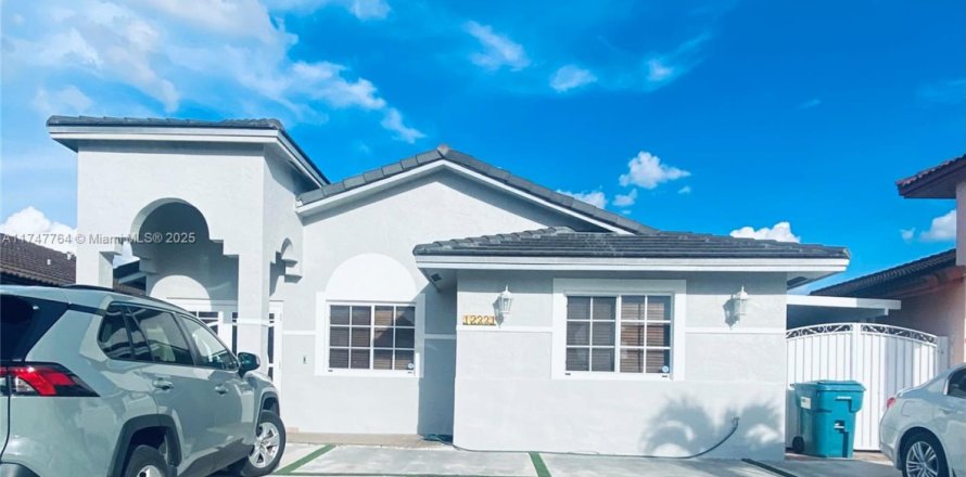 House in Hialeah Gardens, Florida 3 bedrooms, 130.25 sq.m. № 1692546