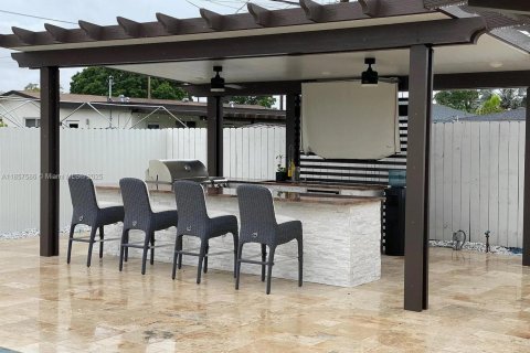 Casa en venta en Hialeah, Florida, 3 dormitorios, 102.94 m2 № 1881474 - foto 6