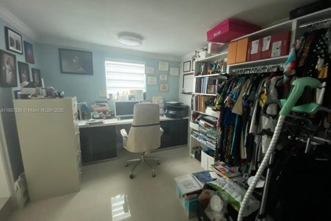 Casa en venta en Hialeah, Florida, 3 dormitorios, 102.94 m2 № 1881474 - foto 16
