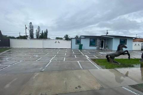 Casa en venta en Hialeah, Florida, 3 dormitorios, 102.94 m2 № 1881474 - foto 8