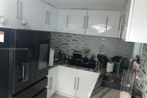 Casa en venta en Hialeah, Florida, 3 dormitorios, 102.94 m2 № 1881474 - foto 11