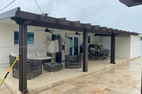 Casa en venta en Hialeah, Florida, 3 dormitorios, 102.94 m2 № 1881474 - foto 4