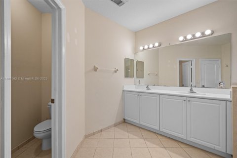 Купить виллу или дом в Хомстед, Флорида 5 спален, 304.35м2, № 1939164 - фото 24