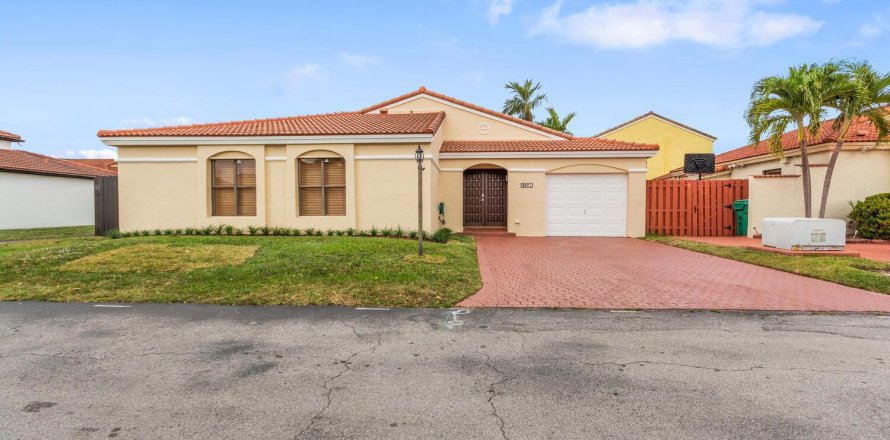 Villa ou maison à Miami, Floride 3 chambres, 127.46 m2 № 2190556