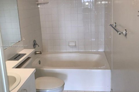 Condo in Aventura, Florida, 2 bedrooms  № 1960856 - photo 18