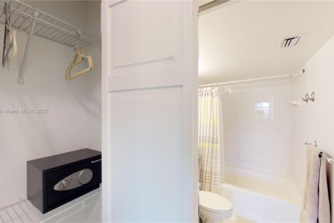 Condo in Aventura, Florida, 2 bedrooms  № 1960856 - photo 26