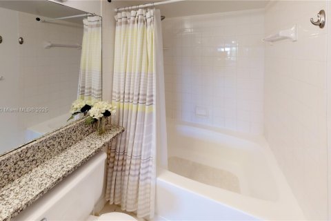 Condo in Aventura, Florida, 2 bedrooms  № 1960856 - photo 29