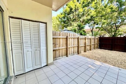 Condo in Sweetwater, Florida, 3 bedrooms  № 2015818 - photo 14