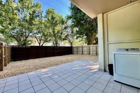 Condo in Sweetwater, Florida, 3 bedrooms  № 2015818 - photo 15