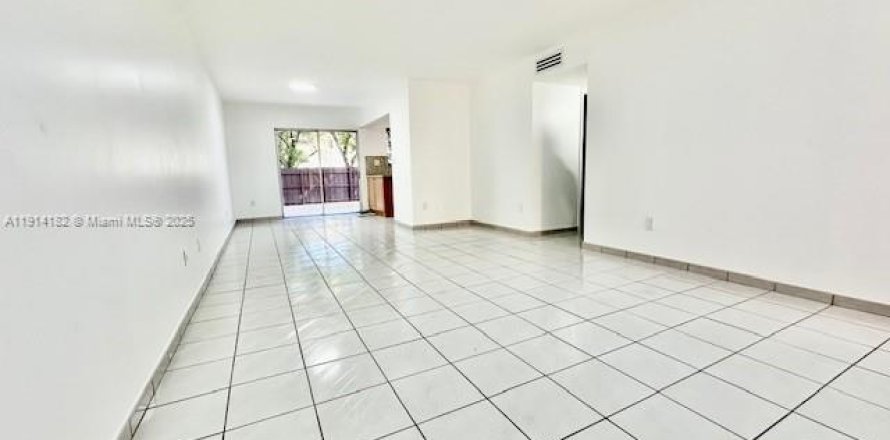 Condo in Sweetwater, Florida, 3 bedrooms  № 2015818