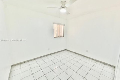 Condo in Sweetwater, Florida, 3 bedrooms  № 2015818 - photo 11