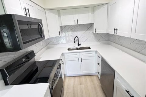 Casa en venta en Tampa, Florida, 4 dormitorios, 150.87 m2 № 2322830 - foto 12