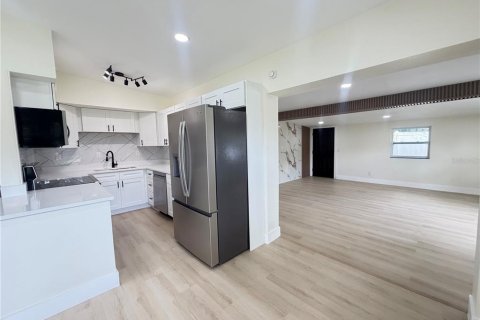 Casa en venta en Tampa, Florida, 4 dormitorios, 150.87 m2 № 2322830 - foto 5