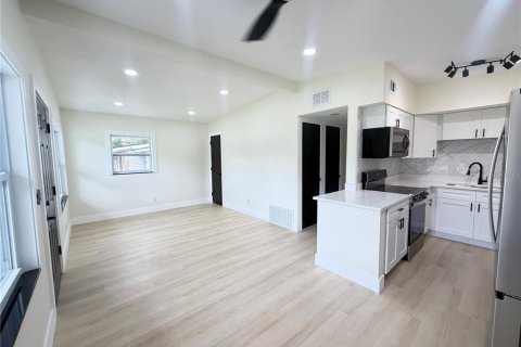 Casa en venta en Tampa, Florida, 4 dormitorios, 150.87 m2 № 2322830 - foto 11