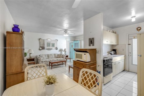 Condo in Miami Beach, Florida, 1 bedroom  № 1800840 - photo 5
