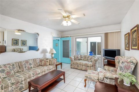 Condo in Miami Beach, Florida, 1 bedroom  № 1800840 - photo 2