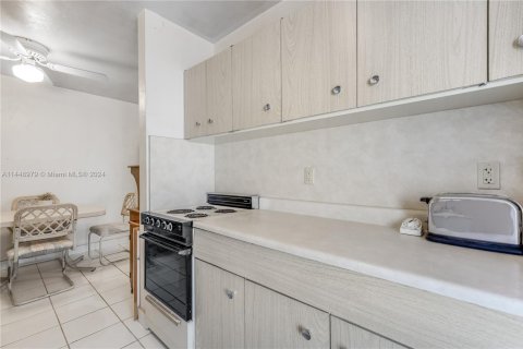 Condo in Miami Beach, Florida, 1 bedroom  № 1800840 - photo 11