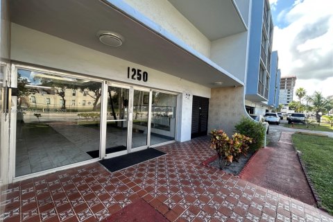 Copropriété à louer à North Miami, Floride: 1 chambre, 67.54 m2 № 1938994 - photo 1