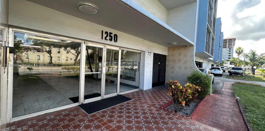 Condo à North Miami, Floride, 1 chambre № 1938994