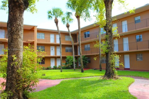 Condominio en venta en Hialeah, Florida, 1 dormitorio, 54.16 m2 № 1890275 - foto 12