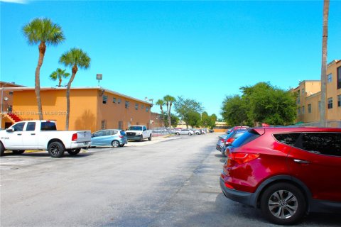 Condominio en venta en Hialeah, Florida, 1 dormitorio, 54.16 m2 № 1890275 - foto 15