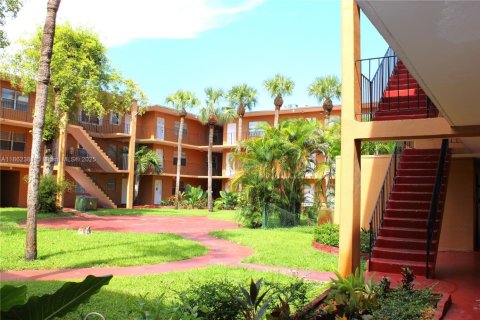 Condominio en venta en Hialeah, Florida, 1 dormitorio, 54.16 m2 № 1890275 - foto 17