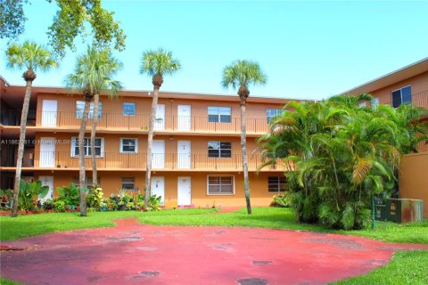 Condominio en venta en Hialeah, Florida, 1 dormitorio, 54.16 m2 № 1890275 - foto 11