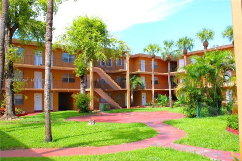 Condominio en venta en Hialeah, Florida, 1 dormitorio, 54.16 m2 № 1890275 - foto 18