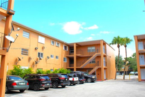 Condominio en venta en Hialeah, Florida, 1 dormitorio, 54.16 m2 № 1890275 - foto 4