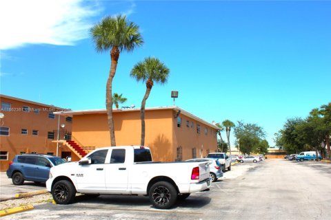 Condominio en venta en Hialeah, Florida, 1 dormitorio, 54.16 m2 № 1890275 - foto 16