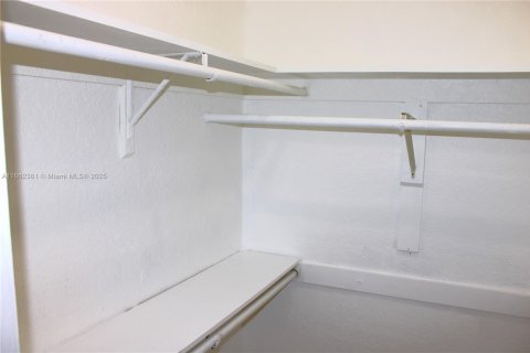 Condominio en venta en Hialeah, Florida, 1 dormitorio, 54.16 m2 № 1890275 - foto 26