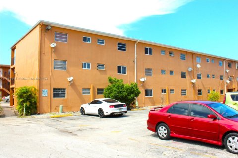 Condominio en venta en Hialeah, Florida, 1 dormitorio, 54.16 m2 № 1890275 - foto 14