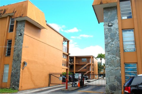 Condominio en venta en Hialeah, Florida, 1 dormitorio, 54.16 m2 № 1890275 - foto 3