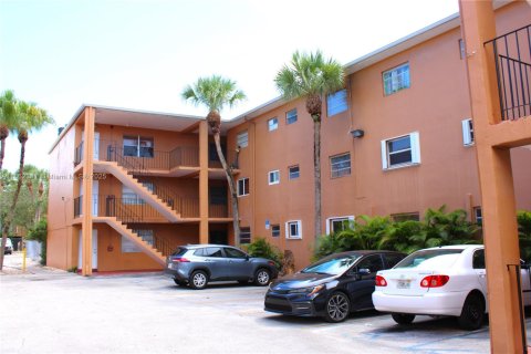 Condominio en venta en Hialeah, Florida, 1 dormitorio, 54.16 m2 № 1890275 - foto 6