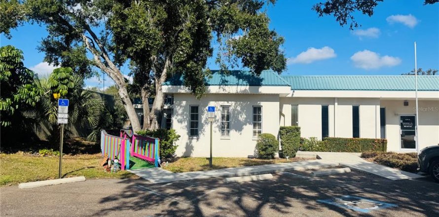 Commercial property in Sarasota, Florida 125.42 sq.m. № 2108553