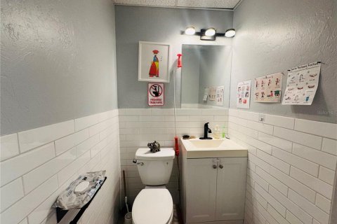 Commercial property in Sarasota, Florida 125.42 sq.m. № 2108553 - photo 12