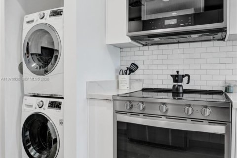 House in Fort Lauderdale, Florida 7 bedrooms, 283.35 sq.m. № 2031496 - photo 25