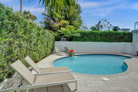 House in Fort Lauderdale, Florida 7 bedrooms, 283.35 sq.m. № 2031496