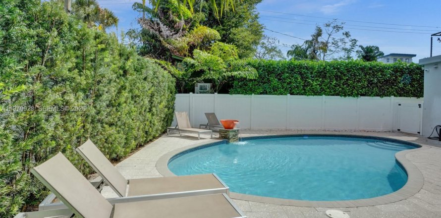 House in Fort Lauderdale, Florida 7 bedrooms, 283.35 sq.m. № 2031496