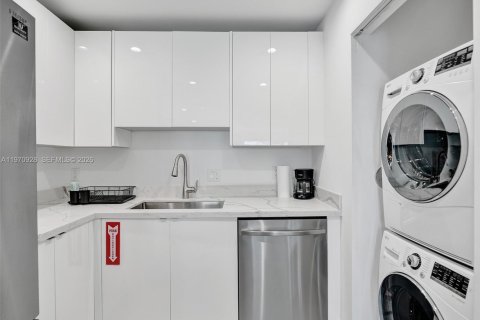 House in Fort Lauderdale, Florida 7 bedrooms, 283.35 sq.m. № 2031496 - photo 26