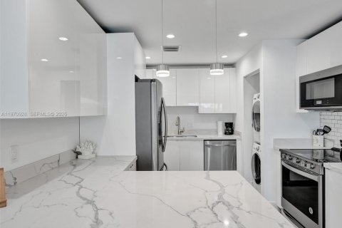 House in Fort Lauderdale, Florida 7 bedrooms, 283.35 sq.m. № 2031496 - photo 20