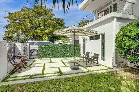 House in Fort Lauderdale, Florida 7 bedrooms, 283.35 sq.m. № 2031496 - photo 10