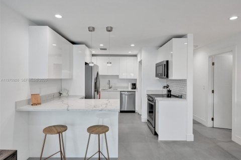 House in Fort Lauderdale, Florida 7 bedrooms, 283.35 sq.m. № 2031496 - photo 18