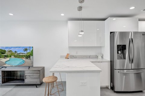 House in Fort Lauderdale, Florida 7 bedrooms, 283.35 sq.m. № 2031496 - photo 22