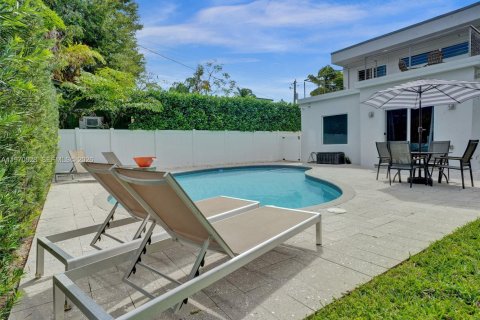 House in Fort Lauderdale, Florida 7 bedrooms, 283.35 sq.m. № 2031496 - photo 3