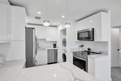 House in Fort Lauderdale, Florida 7 bedrooms, 283.35 sq.m. № 2031496 - photo 21