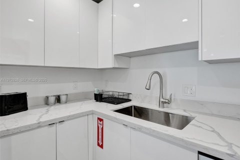 House in Fort Lauderdale, Florida 7 bedrooms, 283.35 sq.m. № 2031496 - photo 27