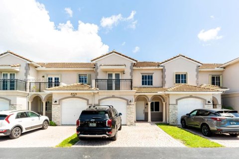 Condo in Miami, Florida, 4 bedrooms  № 1779847 - photo 1