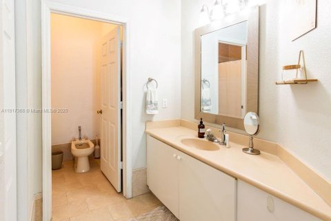 Condo in Miami, Florida, 4 bedrooms  № 1779847 - photo 18